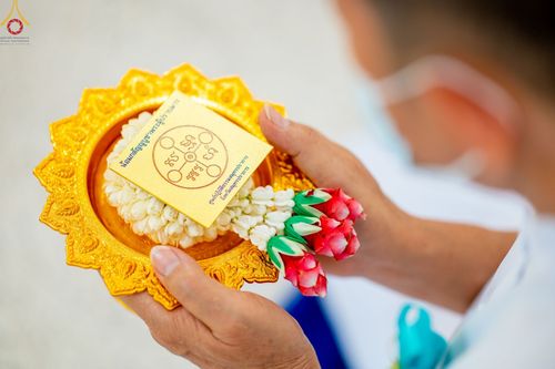 ภาพ No.47857:ประมวลภาพพิธีปิดแผ่นทองรูปเหมือนพระมงคลเทพมุนี (สด จนฺทสโร) พระผู้ปราบมาร และดวงแก้วธรรมชัย