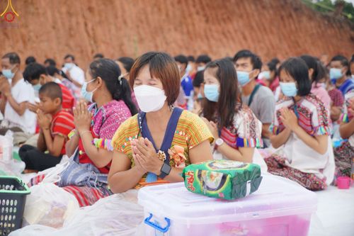 ภาพ No.50639:ประมวลภาพพิธีตักบาตร ณ วัดแม่แพ จ.แม่ฮ่องสอน เนื่องในวันธรรมชัย