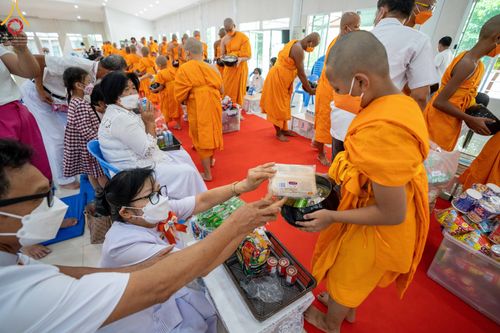 ภาพ No.45381:ประมวลภาพพิธีตักบาตรสามเณรใหม่ โครงการบรรพชาสามเณรฟื้นฟูพระพุทธศาสนาทั่วไทย ณ ศูนย์อบรมเยาวชนนครปฐม