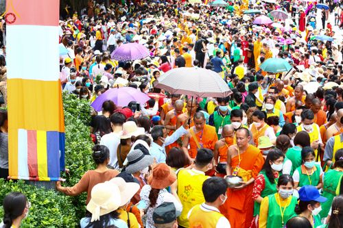 ภาพ No.46102:ประมวลภาพพิธีตักบาตรคณะสงฆ์เถรวาทนานาชาติ 500 รูป ณ วัดบาหว่าง จังหวัดกวางนิญ ประเทศเวียดนาม