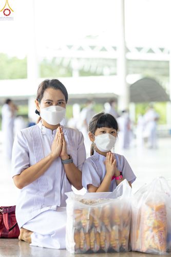 ภาพ No.52248:ประมวลภาพพิธีตักบาตรข้าวสารอาหารแห้ง (วันอาทิตย์ต้นเดือนตุลาคม) ณ บ้านแก้วเรือนทองคุณยายฯ วัดพระธรรมกาย