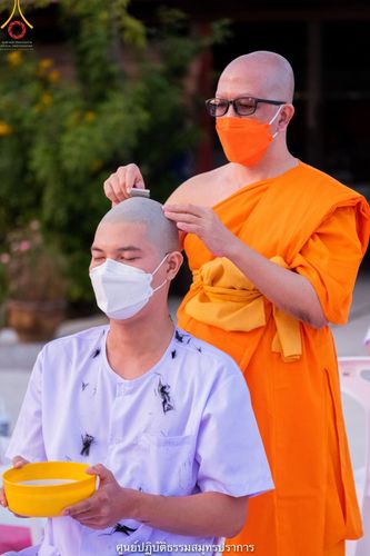 ภาพ No.39588:พิธีตัดปอยผม ปลงผม ขอขมารับผ้าไตรและพิธีบรรพชา ในโครงการอุปสมบท บูชาธรรมมหาปูชนียาจารย์ ประจำปี 2564 ชุดที่ 3