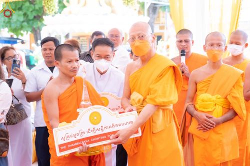 ภาพ No.48461:ประมวลภาพประธานมูลนิธิธรรมกายถวายเทียนพรรษา 43 วัด ในเขตจังหวัดไพลิน ประเทศกัมพูชา