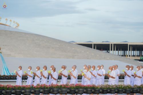 ภาพ No.47547:ประมวลภาพพิธีขอขมาและมอบผ้าไตร โครงการบรรพชาอุปสมบทหมู่ รุ่นเข้าพรรษา 2565