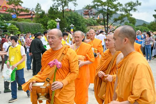 ภาพ No.46104:ประมวลภาพพิธีตักบาตรคณะสงฆ์เถรวาทนานาชาติ 500 รูป ณ วัดบาหว่าง จังหวัดกวางนิญ ประเทศเวียดนาม