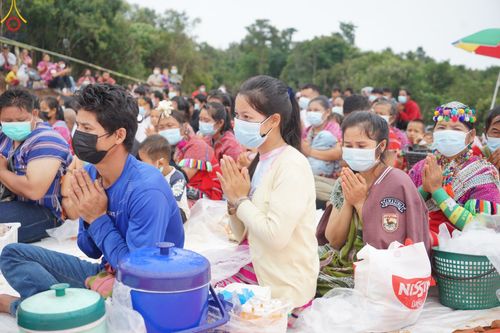 ภาพ No.50638:ประมวลภาพพิธีตักบาตร ณ วัดแม่แพ จ.แม่ฮ่องสอน เนื่องในวันธรรมชัย