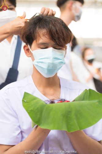 ภาพ No.39311:พิธีตัดปอยผมและปลงผมในโครงการอุปสมบท บูชาธรรมมหาปูชนียาจารย์ ประจำปี 2564 ชุดที่ 1