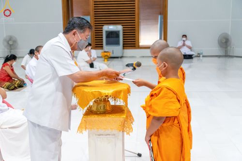 ภาพ No.45927:ประมวลภาพพิธีตักบาตรและทอดผ้าป่า โครงการบรรพชาสามเณรฟื้นฟูพระพุทธศาสนาทั่วไทย ณ อนุสรณ์สถานพระมงคลเทพมุนี