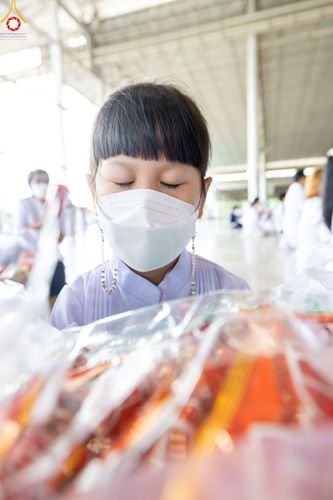 ภาพ No.52247:ประมวลภาพพิธีตักบาตรข้าวสารอาหารแห้ง (วันอาทิตย์ต้นเดือนตุลาคม) ณ บ้านแก้วเรือนทองคุณยายฯ วัดพระธรรมกาย