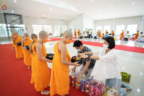 ภาพ No.45382:ประมวลภาพพิธีตักบาตรสามเณรใหม่ โครงการบรรพชาสามเณรฟื้นฟูพระพุทธศาสนาทั่วไทย ณ ศูนย์อบรมเยาวชนนครปฐม