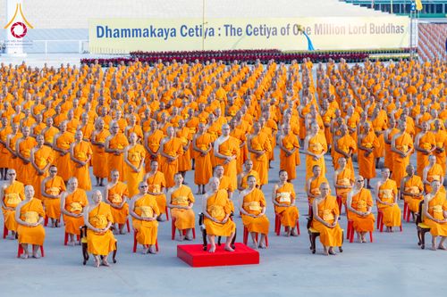 ภาพ No.285244:วันจันทร์ที่ 15 ธันวาคม พ.ศ.2568  บันทึกภาพหมู่ประวัติศาสตร์ โครงการบรรพชาอุปสมบทหมู่  รุ่นบูชาธรรมมหาปูชนียาจารย์ ประจำปี 2568 ณ ลานธรรมมหาธรรมกายเจดีย์ วัดพระธรรมกาย