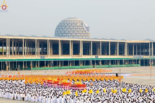 ภาพ No.79164:พิธีอัญเชิญองค์พระบรมพุทธเจ้า 24 องค์ เวียนประทักษิณรอบพระมหาธรรมกายเจดีย์ ณ วัดพระธรรมกาย  วันที่ 2 เมษายน พ.ศ. 2566