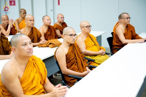 ภาพ No.323332:หลวงพ่อทัตตชีโว รองเจ้าอาวาสวัดพระธรรมกาย ถวายการต้อนรับปฏิสันถารคณะสงฆ์จากประเทศศรีลังกา