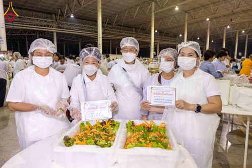 ภาพ No.302965:วันที่ 26 มกราคม พ.ศ. 2569 พิธีถวายภัตตาหารเป็นสังฆทาน แด่พระธรรมยาตรา ณ วัดพระธรรมกาย  จังหวัดปทุมธานี ในโครงการธรรมยาตรา กตัญญูบูชา มหาปูชนียาจารย์ พระมงคลเทพมุนี(สด จนฺทสโร) พระผู้ปราบมาร อนุสรณ์สถาน 7 แห่ง ปีที่ 14