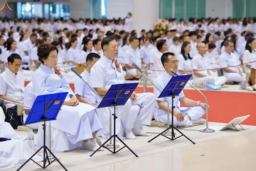 ภาพ No.311399:วันอาทิตย์ต้นเดือนที่ 1 มีนาคม พ.ศ.2569 พิธีตักบาตร และ พิธีบูชาข้าวพระ ณ สภาธรรมกายสากล วัดพระธรรมกาย