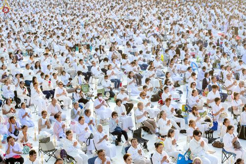 ภาพ No.292002:วันที่ 10 มกราคม พ.ศ. 2569 พิธีจุดประทีปถวายเป็นพุทธบูชา และบูชาธรรมมหาปูชนียาจารย์  ณ อนุสรณ์สถานคลองบางนางแท่น อ.สามพราน จ.นครปฐม ในโครงการธรรมยาตรา กตัญญูบูชา มหาปูชนียาจารย์ พระมงคลเทพมุนี(สด จนฺทสโร) พระผู้ปราบมาร อนุสรณ์สถาน 7 แห่ง ปีที่ 14