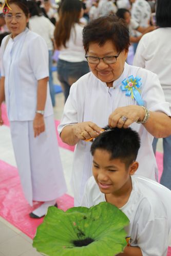 ภาพ No.320100:วันเสาร์ที่ 4 เมษายน 2569 พิธีตัดปอยผม ขอขมาผู้ปกครอง  มอบบาตร-ผ้าไตร และพิธีบรรพชาสามเณร 87 รูป  ณ ศูนย์ปฏิบัติธรรมระยอง(บ้านช่องลม)  ต.บางบุตร อ.บ้านค่าย จ.ระยอง