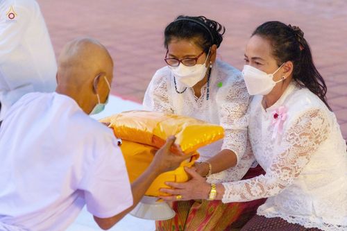 ภาพ No.43651:พิธีตัดปอยผมธรรมทายาท ณ เมืองโบราณ จ.สมุทรปราการ