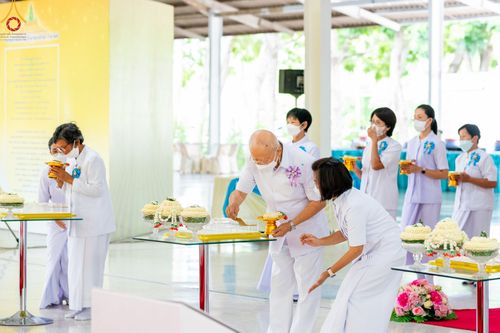 ภาพ No.47860:ประมวลภาพพิธีปิดแผ่นทองรูปเหมือนพระมงคลเทพมุนี (สด จนฺทสโร) พระผู้ปราบมาร และดวงแก้วธรรมชัย