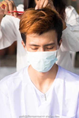 ภาพ No.39308:พิธีตัดปอยผมและปลงผมในโครงการอุปสมบท บูชาธรรมมหาปูชนียาจารย์ ประจำปี 2564 ชุดที่ 1