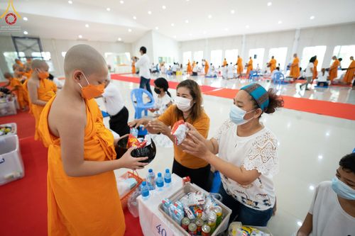 ภาพ No.45383:ประมวลภาพพิธีตักบาตรสามเณรใหม่ โครงการบรรพชาสามเณรฟื้นฟูพระพุทธศาสนาทั่วไทย ณ ศูนย์อบรมเยาวชนนครปฐม