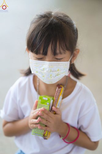 ภาพ No.52249:ประมวลภาพพิธีตักบาตรข้าวสารอาหารแห้ง (วันอาทิตย์ต้นเดือนตุลาคม) ณ บ้านแก้วเรือนทองคุณยายฯ วัดพระธรรมกาย