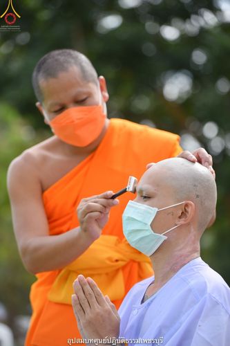 ภาพ No.40693:พิธีตัดปอยผม ปลงผม ขอขมารับผ้าไตรและพิธีบรรพชา ในโครงการอุปสมบท บูชาธรรมมหาปูชนียาจารย์ ประจำปี 2564 ชุดที่ 15