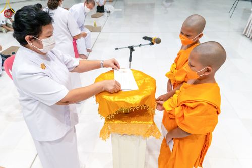 ภาพ No.45929:ประมวลภาพพิธีตักบาตรและทอดผ้าป่า โครงการบรรพชาสามเณรฟื้นฟูพระพุทธศาสนาทั่วไทย ณ อนุสรณ์สถานพระมงคลเทพมุนี