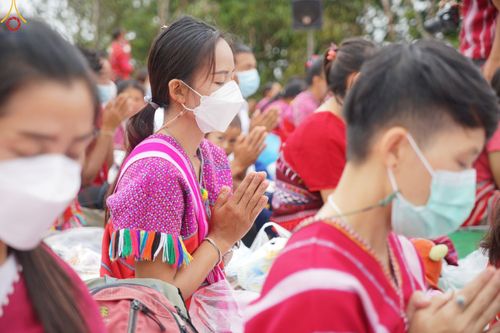 ภาพ No.50637:ประมวลภาพพิธีตักบาตร ณ วัดแม่แพ จ.แม่ฮ่องสอน เนื่องในวันธรรมชัย