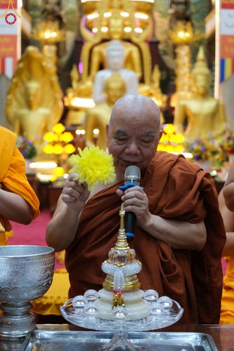 ภาพ No.47919:ประมวลภาพมูลนิธิธรรมกาย ถวายเทียนพรรษา อัญเชิญพระธาตุถวายวัดเถรวาทเวียดนาม