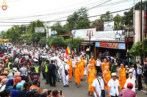 ภาพ No.46391:ประมวลภาพขบวนรถบุปผชาติ อัญเชิญน้ำและไฟศักดิ์สิทธิ์ ณ ประเทศอินโดนีเซีย