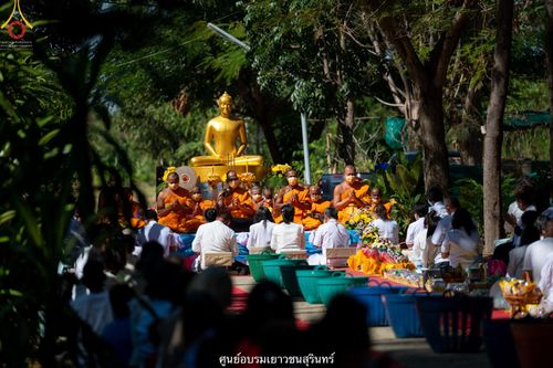 ภาพ No.41044:พิธีตัดปอยผม ปลงผม ขอขมารับผ้าไตรและพิธีบรรพชา ในโครงการอุปสมบท บูชาธรรมมหาปูชนียาจารย์ ประจำปี 2564 ชุดที่ 19