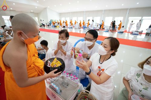 ภาพ No.45385:ประมวลภาพพิธีตักบาตรสามเณรใหม่ โครงการบรรพชาสามเณรฟื้นฟูพระพุทธศาสนาทั่วไทย ณ ศูนย์อบรมเยาวชนนครปฐม