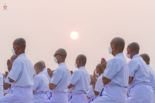 ภาพ No.44221:ประมวลภาพพิธีเวียนประทักษิณ, พิธีวันทาพระมหาธรรมกายเจดีย์ และพิธีขอขมารับผ้าไตร โครงการบวชภาคฤดูร้อน พ.ศ. 2565