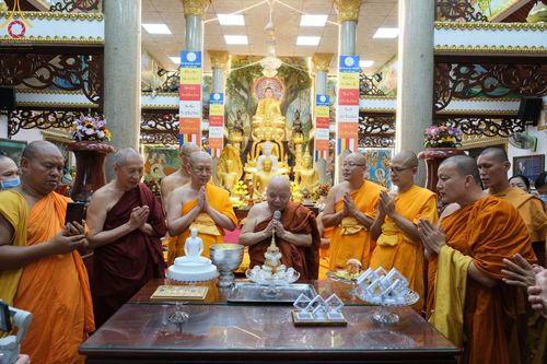 ภาพ No.47916:ประมวลภาพมูลนิธิธรรมกาย ถวายเทียนพรรษา อัญเชิญพระธาตุถวายวัดเถรวาทเวียดนาม