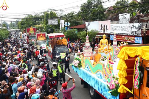ภาพ No.46395:ประมวลภาพขบวนรถบุปผชาติ อัญเชิญน้ำและไฟศักดิ์สิทธิ์ ณ ประเทศอินโดนีเซีย