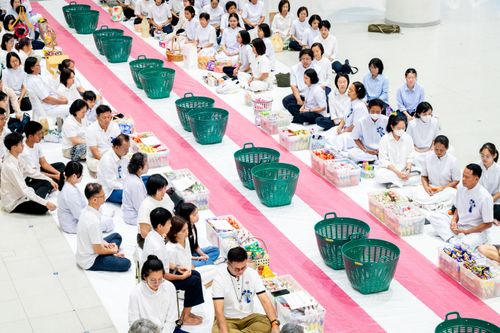 ภาพ No.322876:วันเสาร์ที่ 18 เมษายน พ.ศ. 2569 ตักบาตรฉลองพระใหม่ โครงการอุปสมบทหมู่ธรรมทายาท ระดับอุดมศึกษา รุ่นที่ 53 ภาคฤดูร้อน  ณ ฟ้องปฏิบัติธรรม ชั้นลอย 1/2 มหารัตนวิหารคด คอร์ 13 วัดพระธรรมกาย