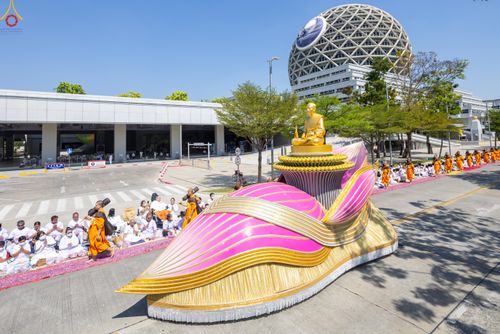 ภาพ No.304622:วันที่ 25 มกราคม พ.ศ. 2569 พิธีต้อนรับพระธรรมยาตรา (ภาพชุดที่ 2) รร.สามัคคีราษฏร์บำรุง-วัดพระธรรมกาย ในโครงการธรรมยาตรา กตัญญูบูชา มหาปูชนียาจารย์ พระมงคลเทพมุนี(สด จนฺทสโร) พระผู้ปราบมาร อนุสรณ์สถาน 7 แห่ง ปีที่ 14