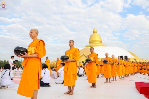 ภาพ No.302639:วันที่ 24 มกราคม พ.ศ. 2569 พิธีตักบาตรพระธรรมยาตรา(ภาพชุดที่ 2) ณ อนุสรณ์สถานลำดับที่ 5 สถานที่เผยแผ่วิชชาธรรมกายครั้งแรก อนุสรณ์สถานบางปลา วัดบางปลา อำเภอบางเลน จังหวัดนครปฐม ในโครงการธรรมยาตรา กตัญญูบูชา มหาปูชนียาจารย์ พระมงคลเทพมุนี(สด จนฺทสโร) พระผู