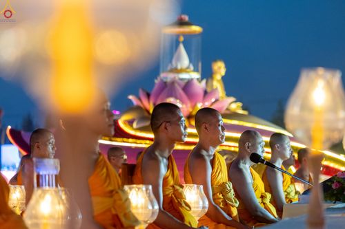 ภาพ No.302300:วันที่ 23 มกราคม พ.ศ. 2569 พิธีจุดประทีปธรรมถวายเป็นพุทธบูชา (ภาพชุดที่ 2) และบูชาธรรมมหาปูชนียาจารย์  ณ อนุสรณ์สถานลำดับที่ 5 สถานที่เผยแผ่วิชชาธรรมกายครั้งแรก อนุสรณ์สถานบางปลา วัดบางปลา อำเภอบางเลน จังหวัดนครปฐม ในโครงการธรรมยาตรา กตัญญูบูชา มหาปูชนีย