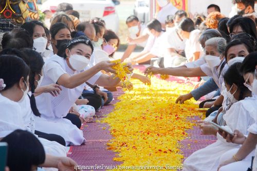 ภาพ No.40186:พิธีตัดปอยผม ปลงผม ขอขมารับผ้าไตรและพิธีบรรพชา ในโครงการอุปสมบท บูชาธรรมมหาปูชนียาจารย์ ประจำปี 2564 ชุดที่ 10