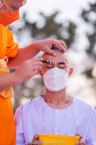 ภาพ No.39589:พิธีตัดปอยผม ปลงผม ขอขมารับผ้าไตรและพิธีบรรพชา ในโครงการอุปสมบท บูชาธรรมมหาปูชนียาจารย์ ประจำปี 2564 ชุดที่ 3