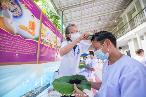 ภาพ No.39315:พิธีตัดปอยผมและปลงผมในโครงการอุปสมบท บูชาธรรมมหาปูชนียาจารย์ ประจำปี 2564 ชุดที่ 1