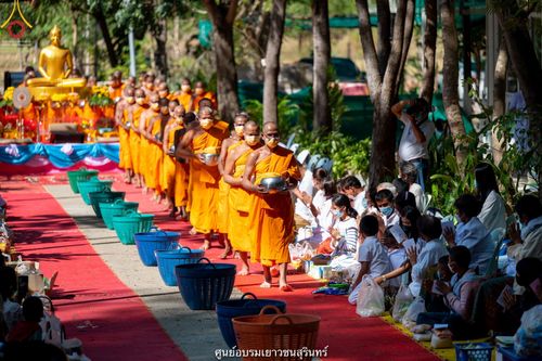 ภาพ No.41048:พิธีตัดปอยผม ปลงผม ขอขมารับผ้าไตรและพิธีบรรพชา ในโครงการอุปสมบท บูชาธรรมมหาปูชนียาจารย์ ประจำปี 2564 ชุดที่ 19