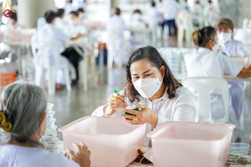 ภาพ No.49440:ประมวลภาพสาธุชนร่วมรับบุญ แกะถ่าน Led วันที่ 10 สิงหาคม พ.ศ. 2565 ณ วัดพระธรรมกาย