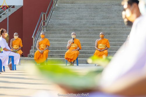 ภาพ No.39495:พิธีตัดปอยผม ปลงผม ขอขมารับผ้าไตรและพิธีบรรพชา ในโครงการอุปสมบท บูชาธรรมมหาปูชนียาจารย์ ประจำปี 2564  ชุดที่ 2