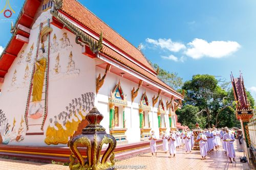 ภาพ No.39807:พิธีตัดปอยผม ปลงผม ขอขมารับผ้าไตรและพิธีบรรพชา ในโครงการอุปสมบท บูชาธรรมมหาปูชนียาจารย์ ประจำปี 2564 ชุดที่ 6