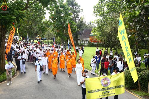 ภาพ No.46393:ประมวลภาพขบวนรถบุปผชาติ อัญเชิญน้ำและไฟศักดิ์สิทธิ์ ณ ประเทศอินโดนีเซีย