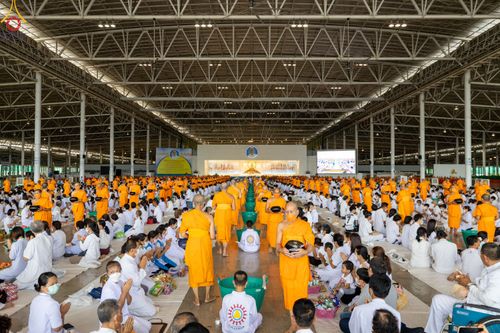 ภาพ No.52251:ประมวลภาพพิธีตักบาตรข้าวสารอาหารแห้ง (วันอาทิตย์ต้นเดือนตุลาคม) ณ บ้านแก้วเรือนทองคุณยายฯ วัดพระธรรมกาย