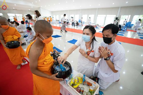 ภาพ No.45386:ประมวลภาพพิธีตักบาตรสามเณรใหม่ โครงการบรรพชาสามเณรฟื้นฟูพระพุทธศาสนาทั่วไทย ณ ศูนย์อบรมเยาวชนนครปฐม
